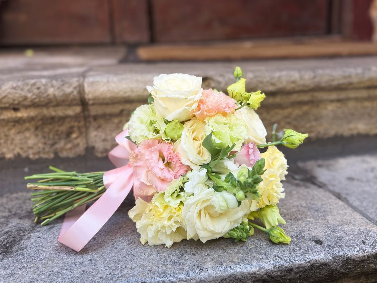 Buchet în nuanțe pastel de trandafiri, lisianthus și crizanteme, cu panglică roz